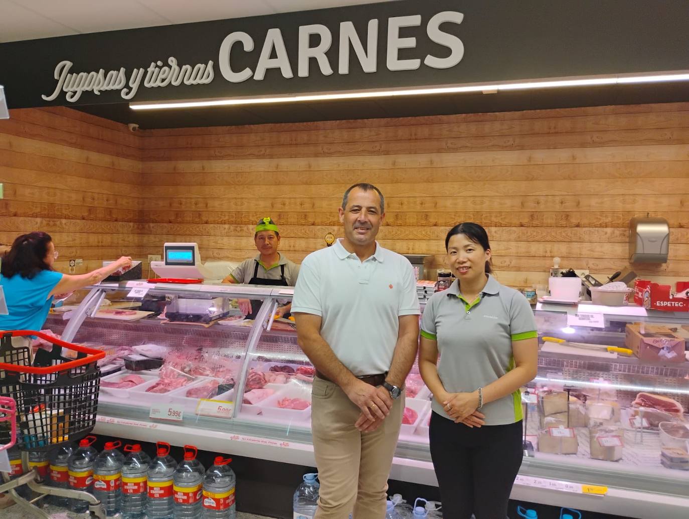 Carmen con el presidente de Covirán, José Antonio Benito, que acudió a visitar la nueva tienda Covirán plus de Almuñécar. Detrás del mostrador de las carnes se ve también a Carlos.