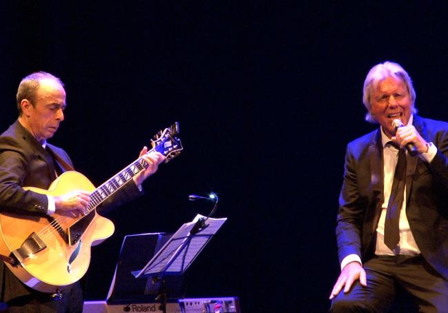 El cantante, en un concierto de One for my Baby, con Kiko Aguado.