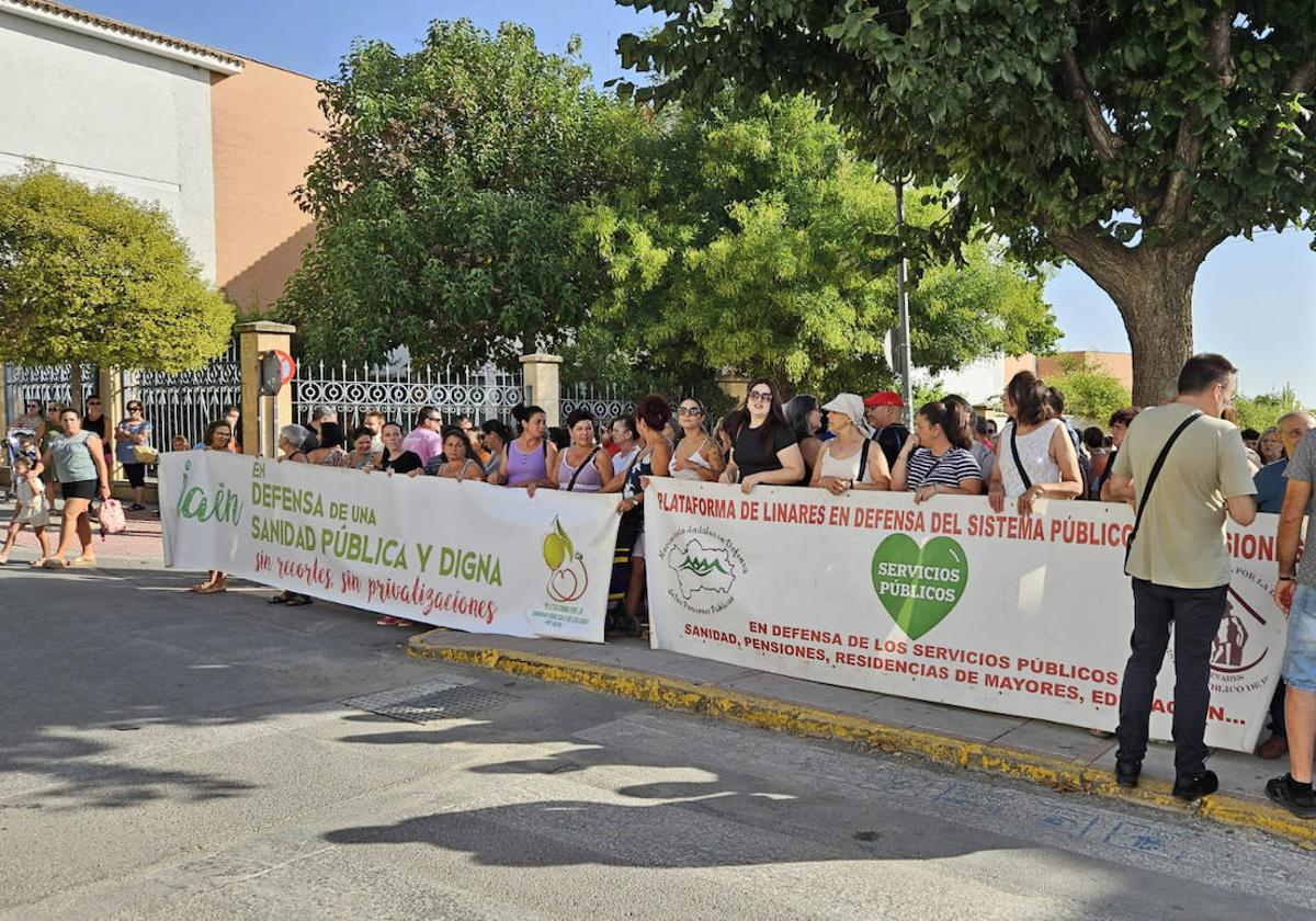 Concentración a las puertas del centro de salud de Jódar.