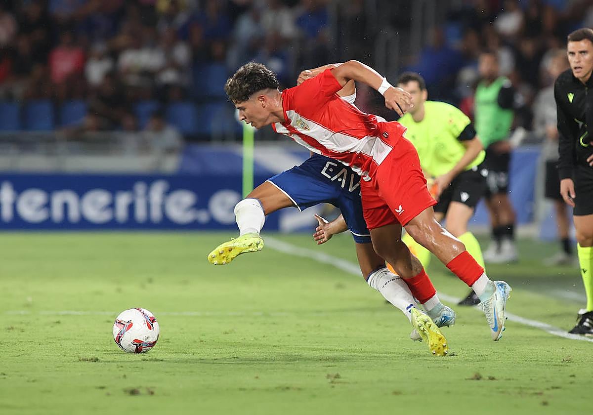 Melamed pelea por hacerse con el balón y empezar a atacar.