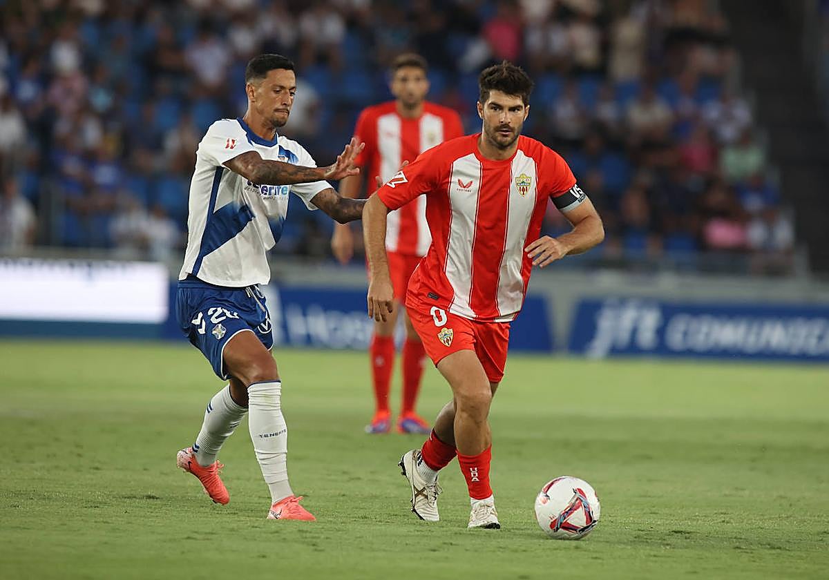 Gonzalo Melero conduce el balón, pese a ser perseguido por Maikel Mesa.