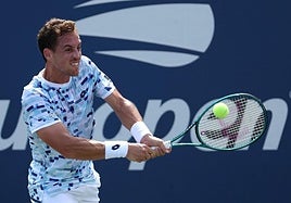 Roberto Carballés aprieta los dientes para devolver una bola.