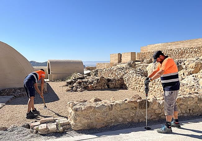 Trabajos de mantenimiento en el Castillo de Íllora.