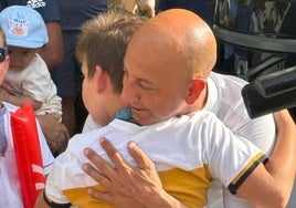 Matxín abraza a Ángel tras la victoria de Adam Yates en Granada.