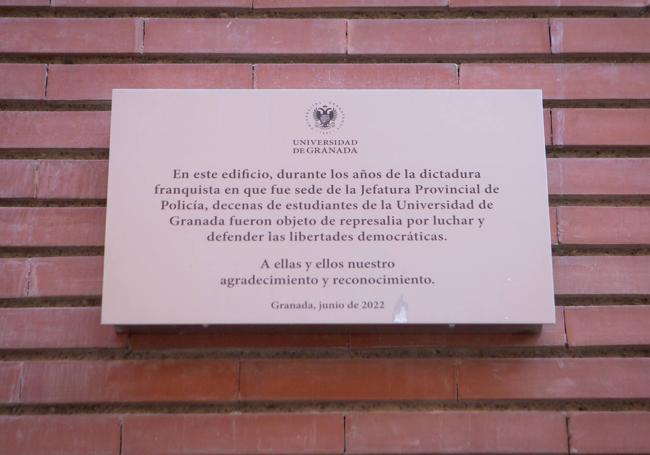 Placa de la Universidad de Granada que recuerda que hubo muchos estudiantes que estuvieron en el calabozo por sus ideas.