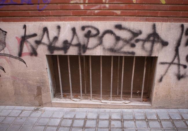 Ventana de uno de los calabozos de la comisaría de plaza de los Lobos.