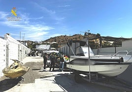 Agentes de la Guardia Civil junto a las embarcaciones con matrículas falsas.