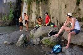 Bañistas en los Cahorros de Monachil.