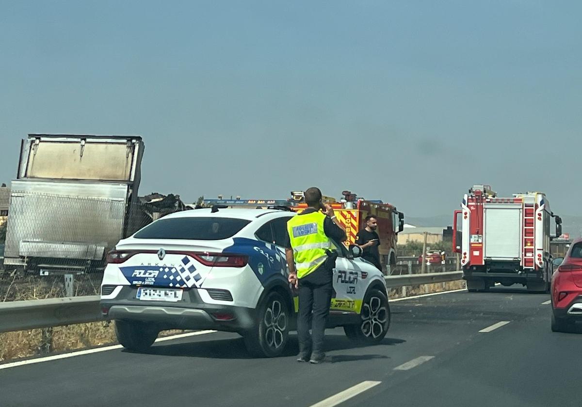 Arde un camión de espárragos en Moraleda de Zafayona y atasca la A-92