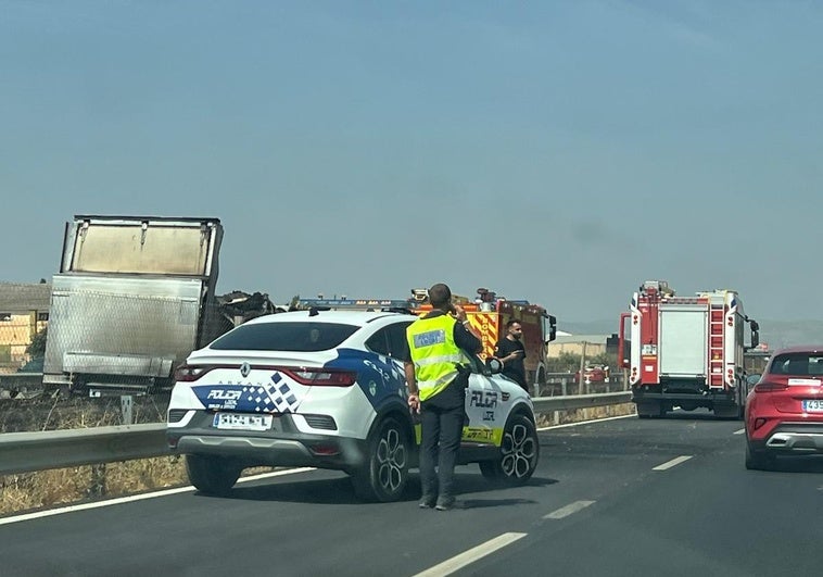 Camión quemado en Moraleda de Zafayona.