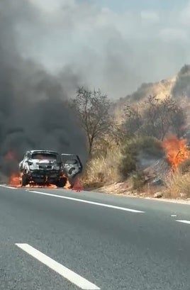 Coche ardiendo en la A-44, a su paso por Padul.