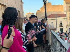 El chef linarense Estrella Michelin Álvaro Salazar durante el pregón que abrió la Feria de San Agustín, en el balcón del Ayuntamiento.