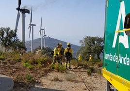 Bomberos en torno al aerogenerador incendiado.