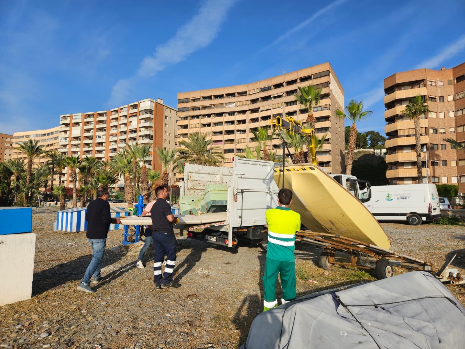 Operarios trabajando en la retirada de las barcas.