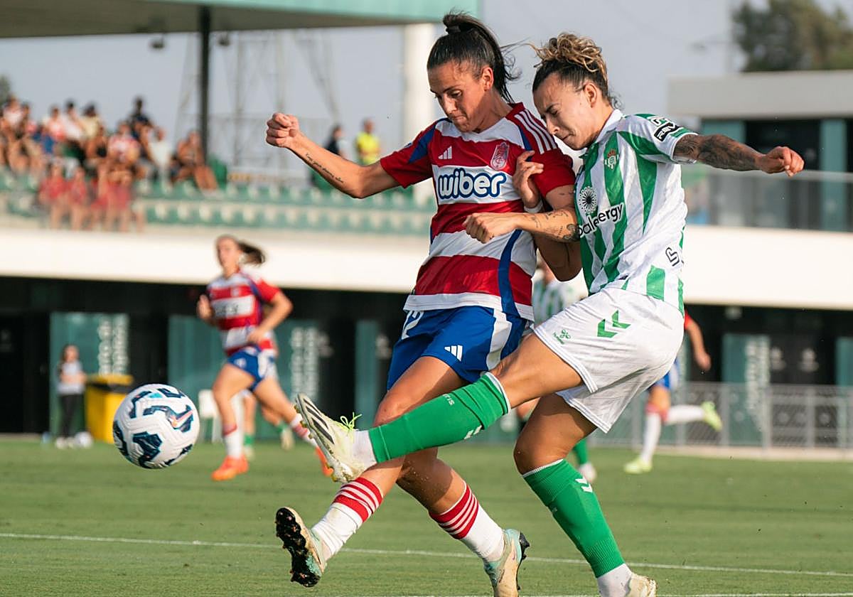 Alba Pérez trata de defender un centro de la exrojiblanca Esther.