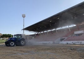 Una máquina en el inicio de las obras del cambio de césped.
