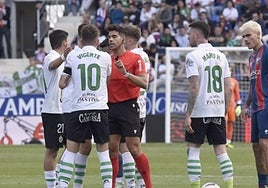 González Díaz se dirige a varios futbolistas del Racing durante su visita al Huesca la temporada pasada.