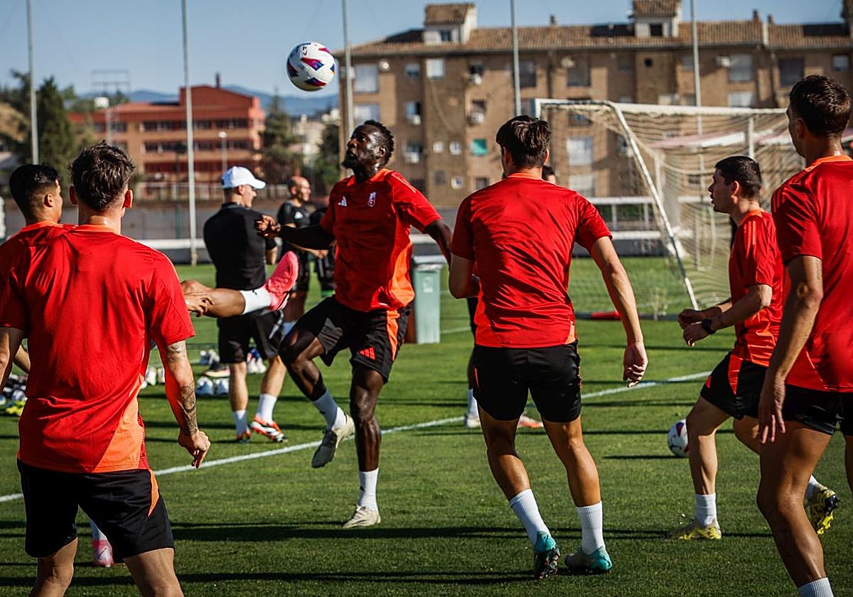 Famara Diédhiou juega un balón durante un entrenamieto este verano.