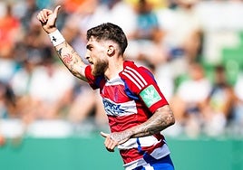 Giorgi Tsitaishvili hace un gesto positivo a sus compañeros durante la visita al Racing de Ferrol.