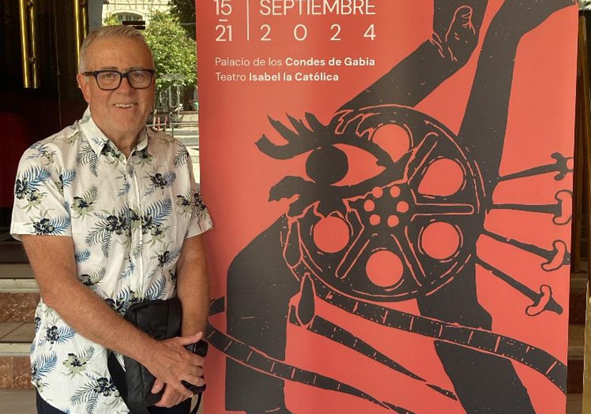 Carlos Jiménez, junto al cartel del Festival de Cine Flamenco de Granada.