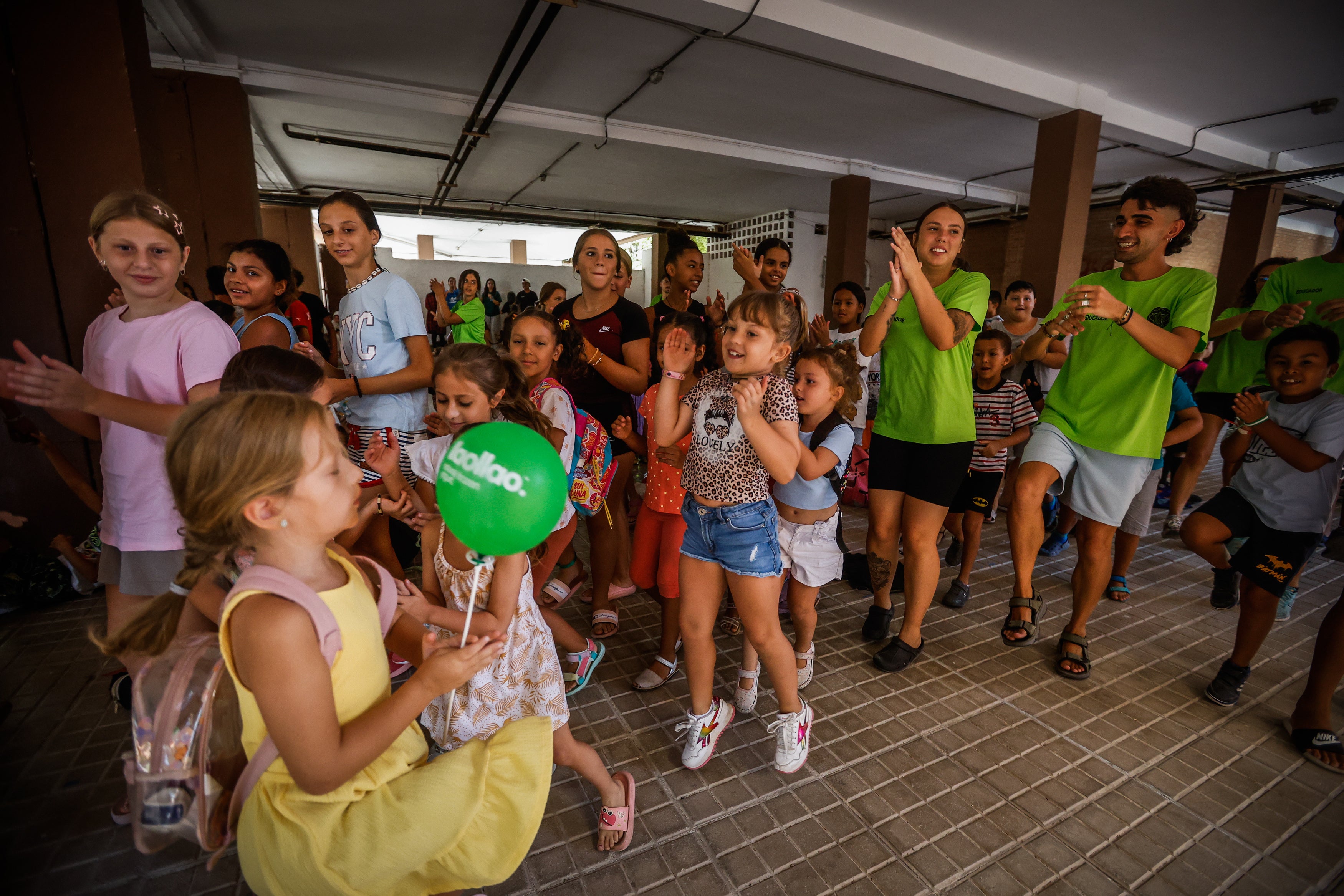 Cada mañana comienzan la jornada cantando y bailando.