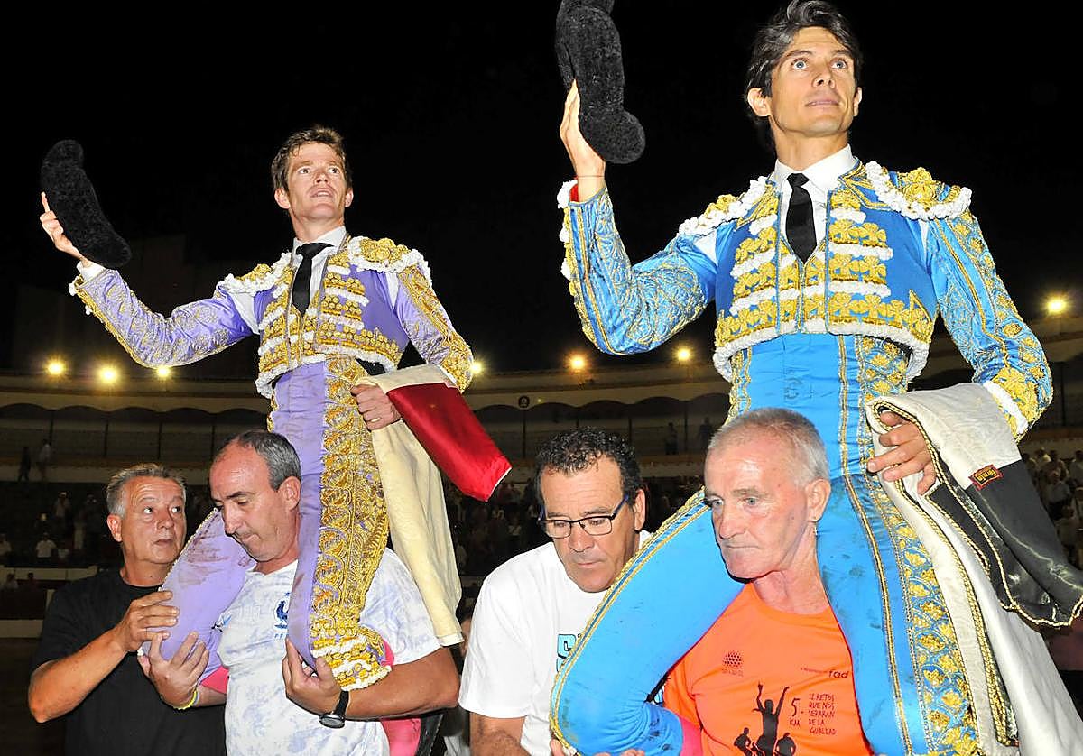 Borja Jiménez y Sebastián Castella salen por la puerta grande de la plaza de toros de Linares.