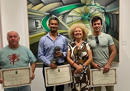 Acto de la entrega de los Premios Zabaleta, con el ganador Álvaro Manén, feliz y busto en mano