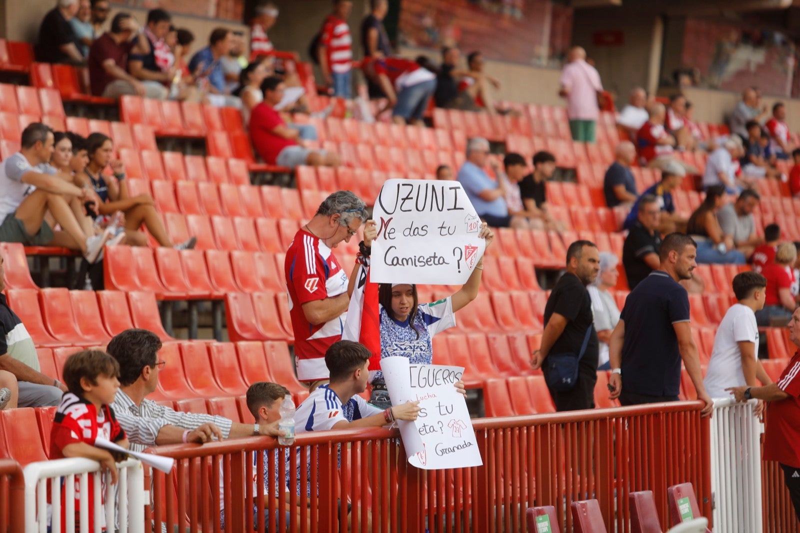 ¿Has ido a animar al Granada a Los Cármenes? Búscate en la grada