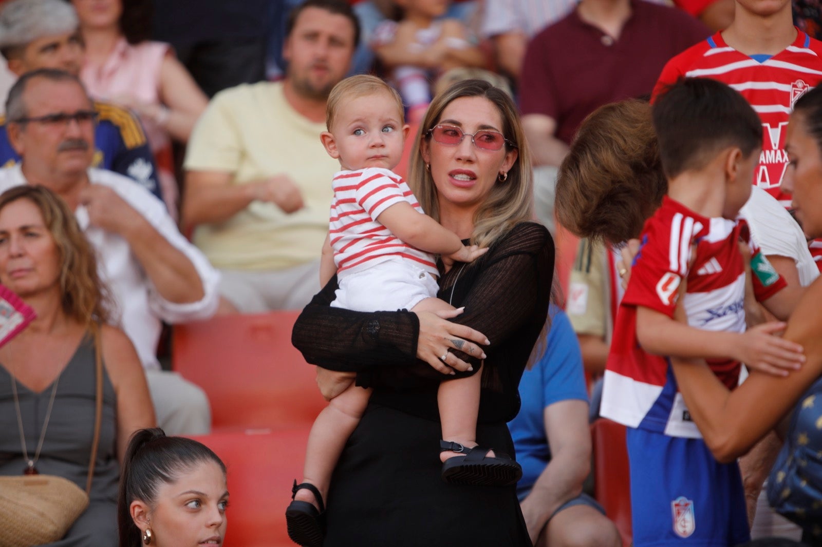 ¿Has ido a animar al Granada a Los Cármenes? Búscate en la grada