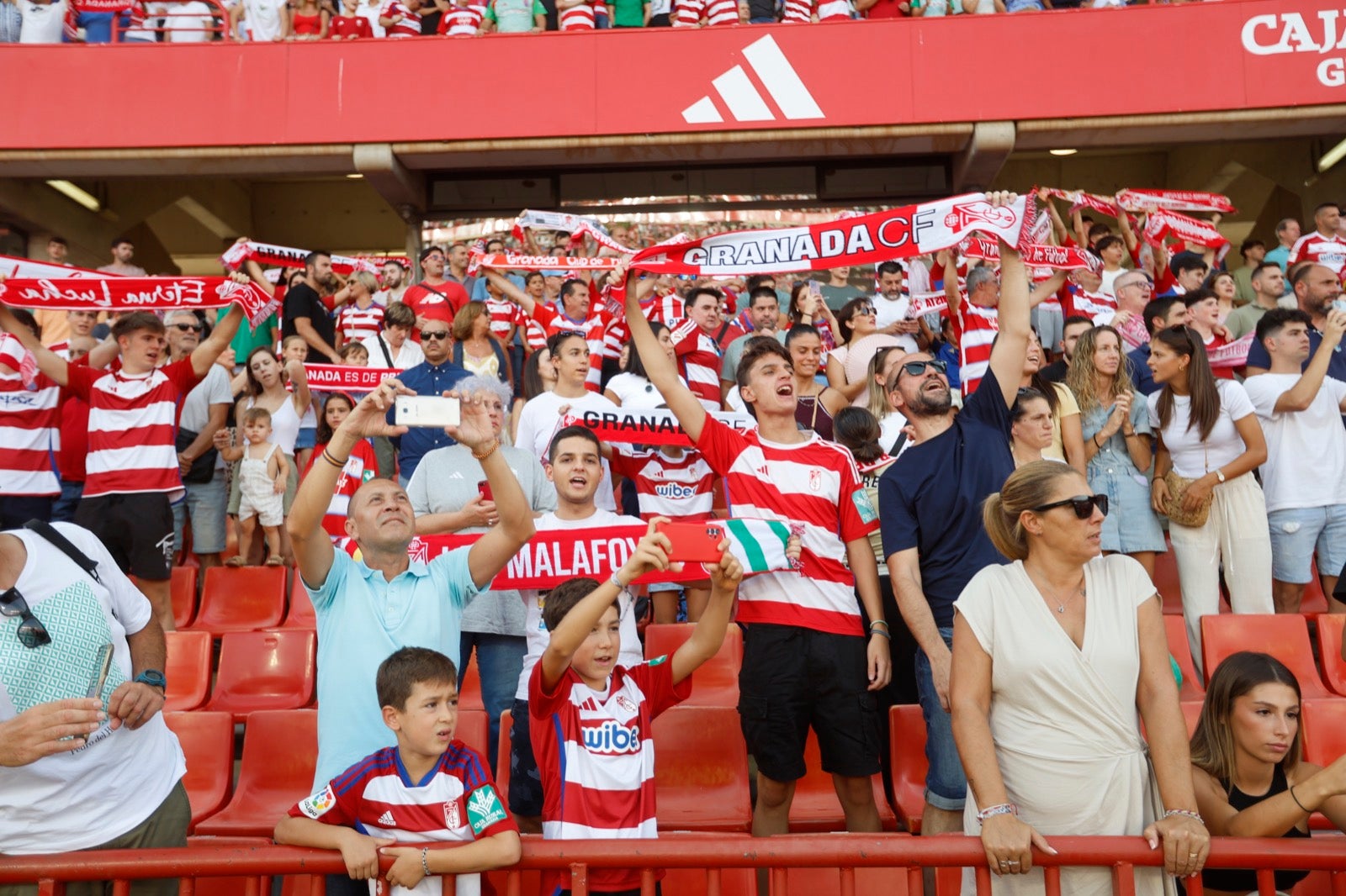 ¿Has ido a animar al Granada a Los Cármenes? Búscate en la grada