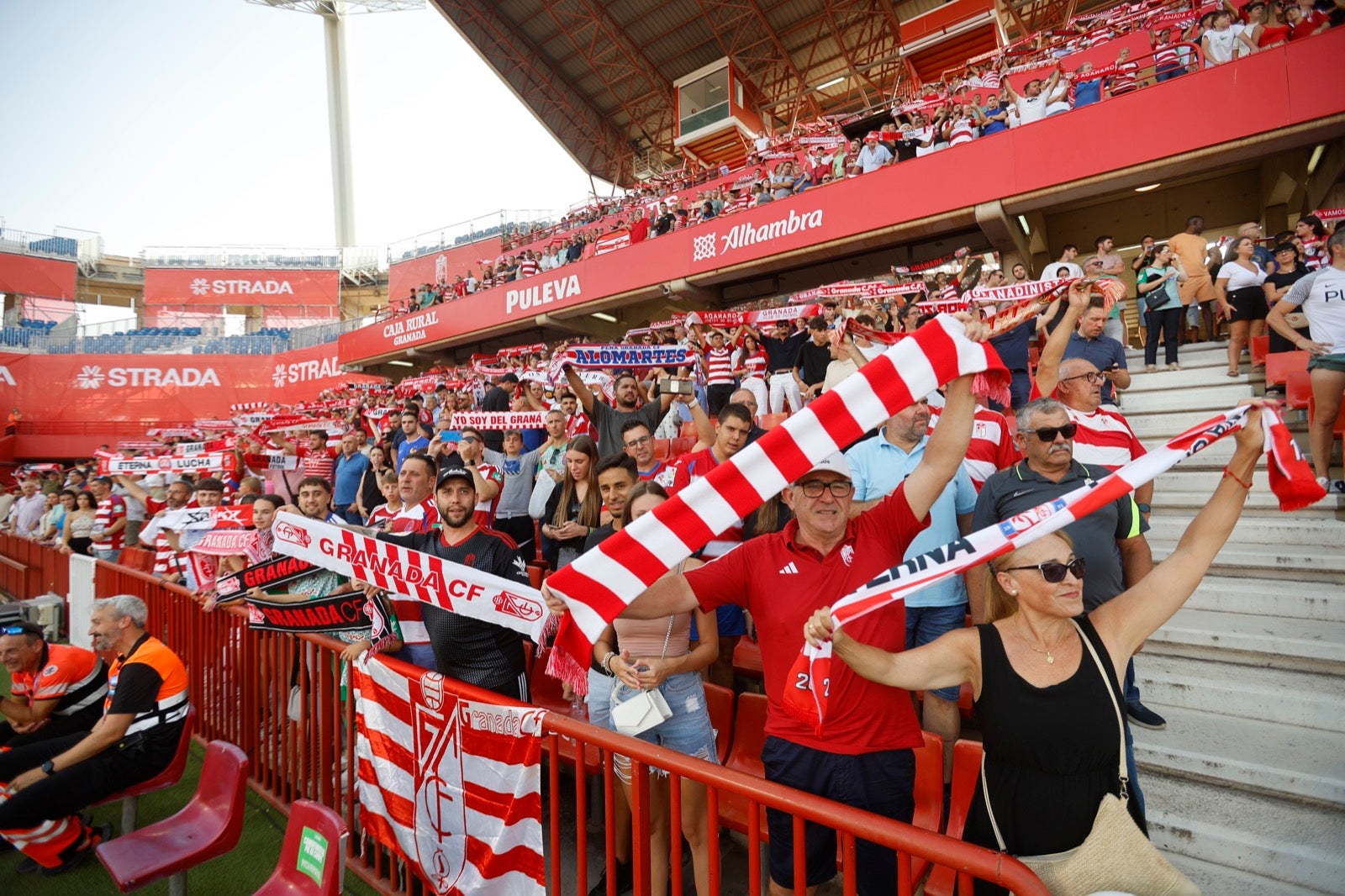 ¿Has ido a animar al Granada a Los Cármenes? Búscate en la grada