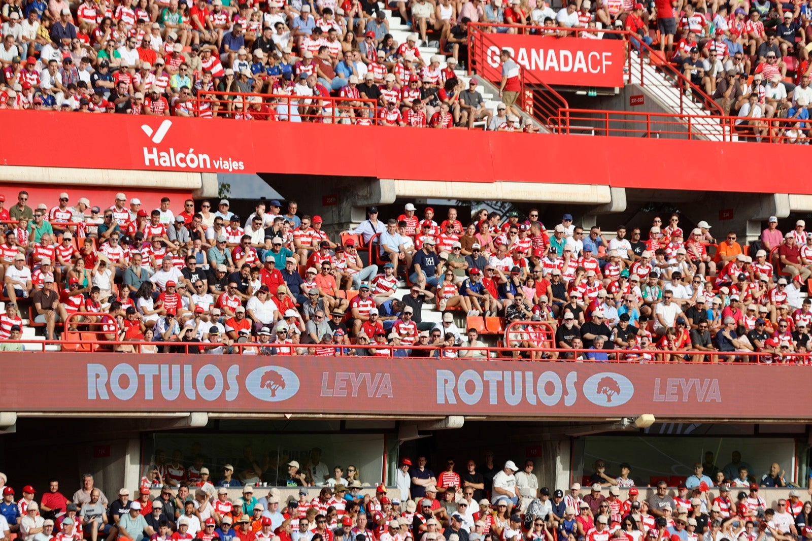 ¿Has ido a animar al Granada a Los Cármenes? Búscate en la grada