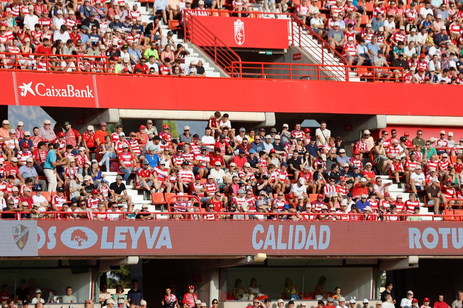 ¿Has ido a animar al Granada a Los Cármenes? Búscate en la grada