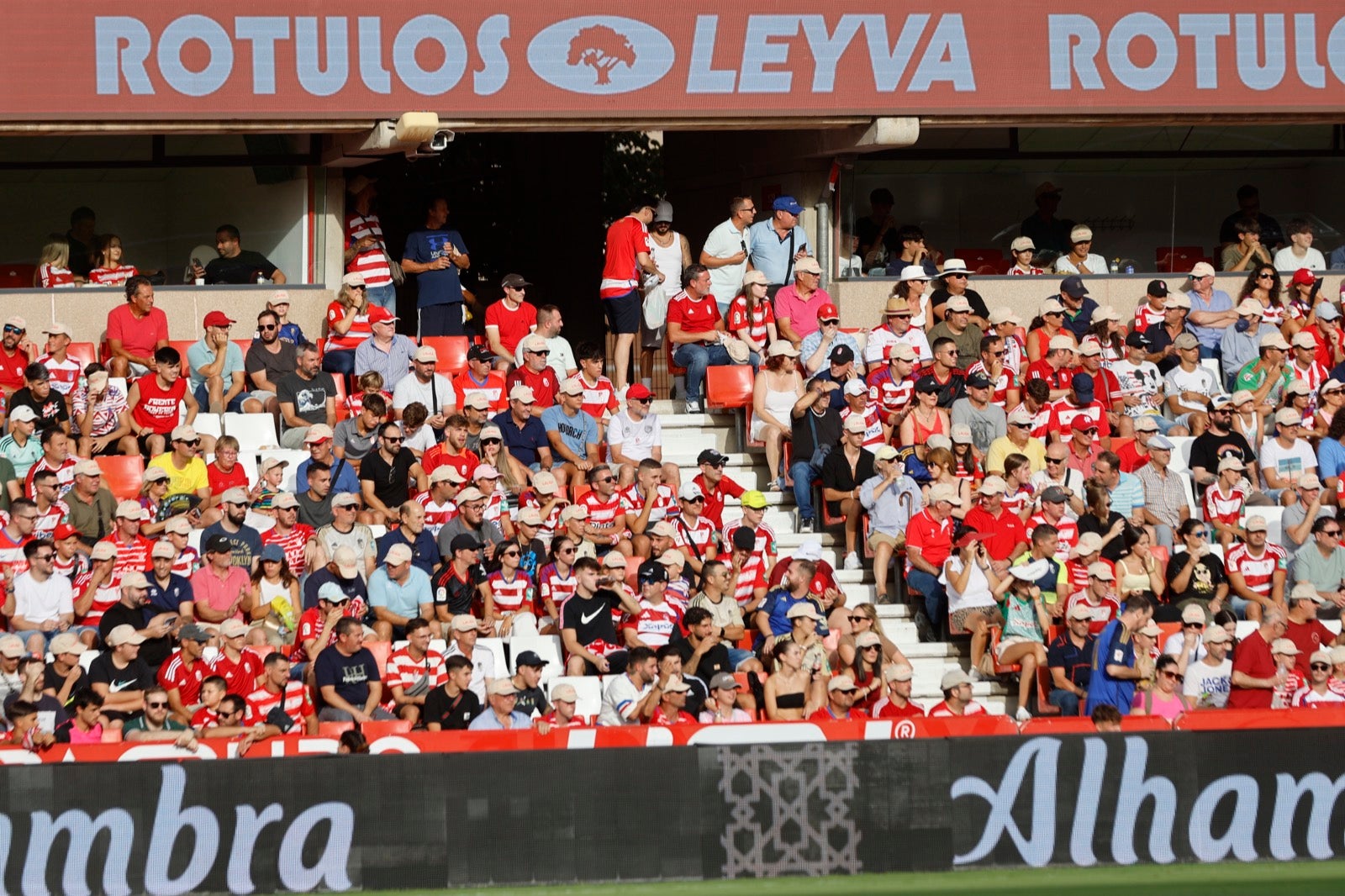 ¿Has ido a animar al Granada a Los Cármenes? Búscate en la grada