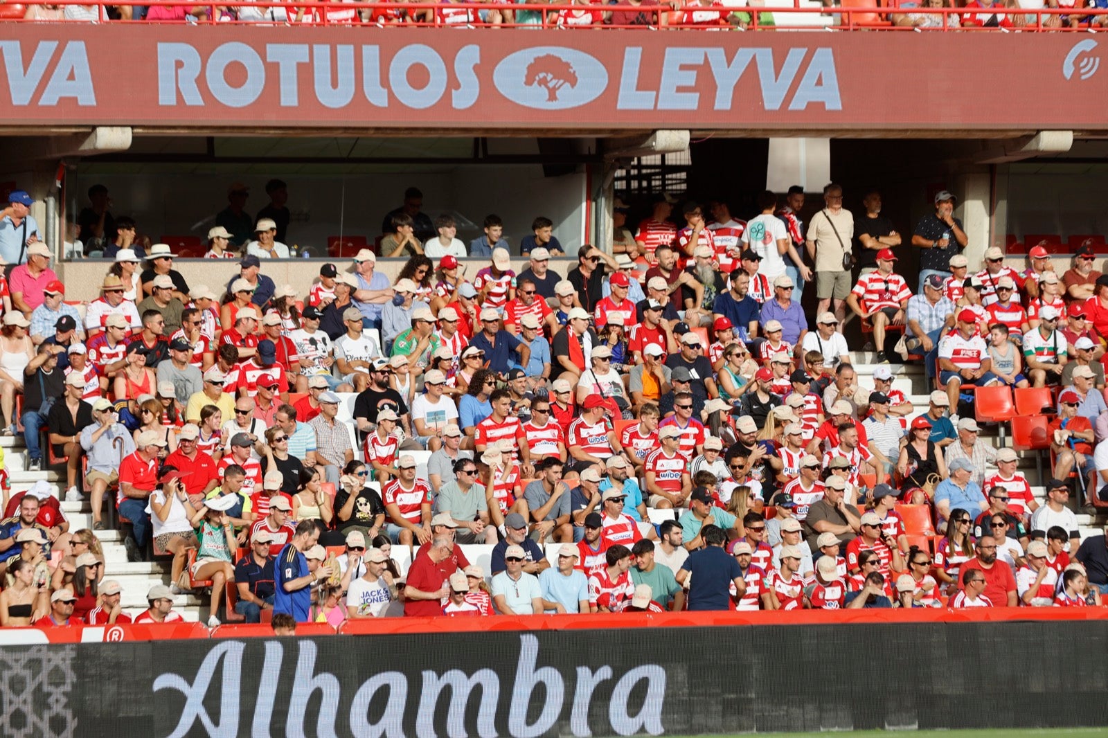 ¿Has ido a animar al Granada a Los Cármenes? Búscate en la grada