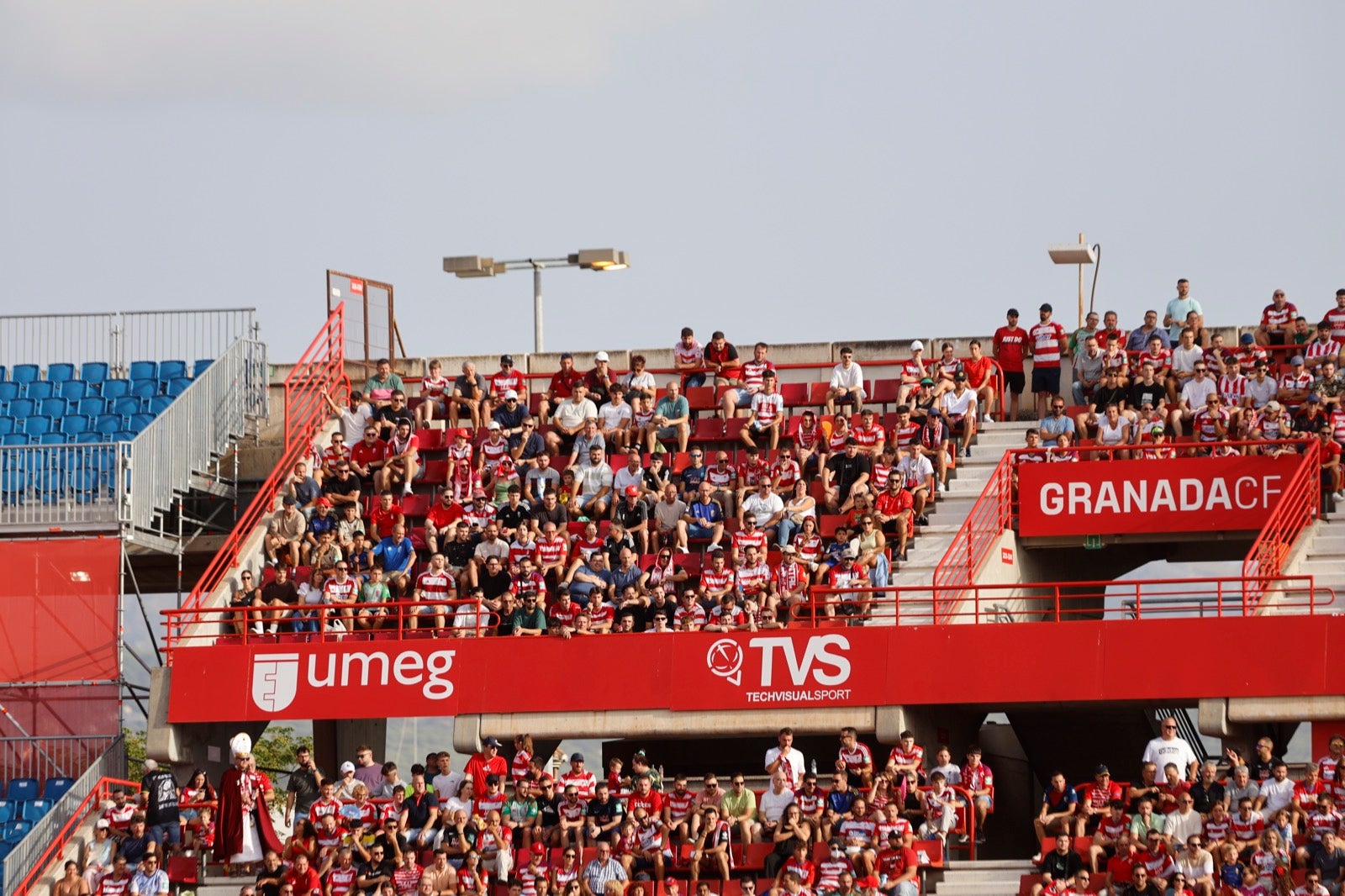 ¿Has ido a animar al Granada a Los Cármenes? Búscate en la grada