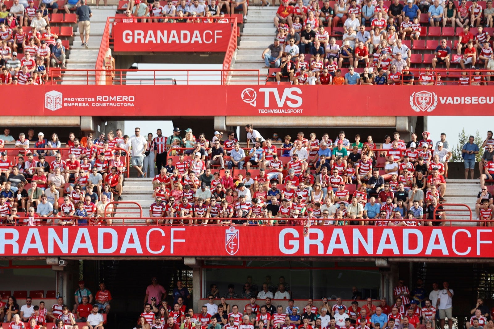 ¿Has ido a animar al Granada a Los Cármenes? Búscate en la grada