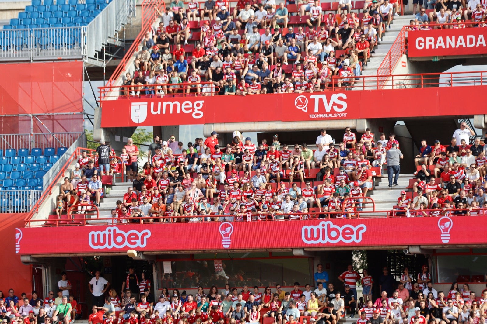 ¿Has ido a animar al Granada a Los Cármenes? Búscate en la grada