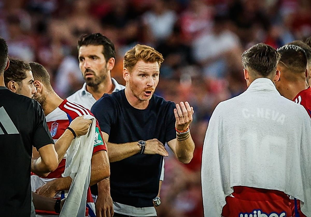 Guille Abascal dialoga con sus futbolistas durante una pausa de hidratación.