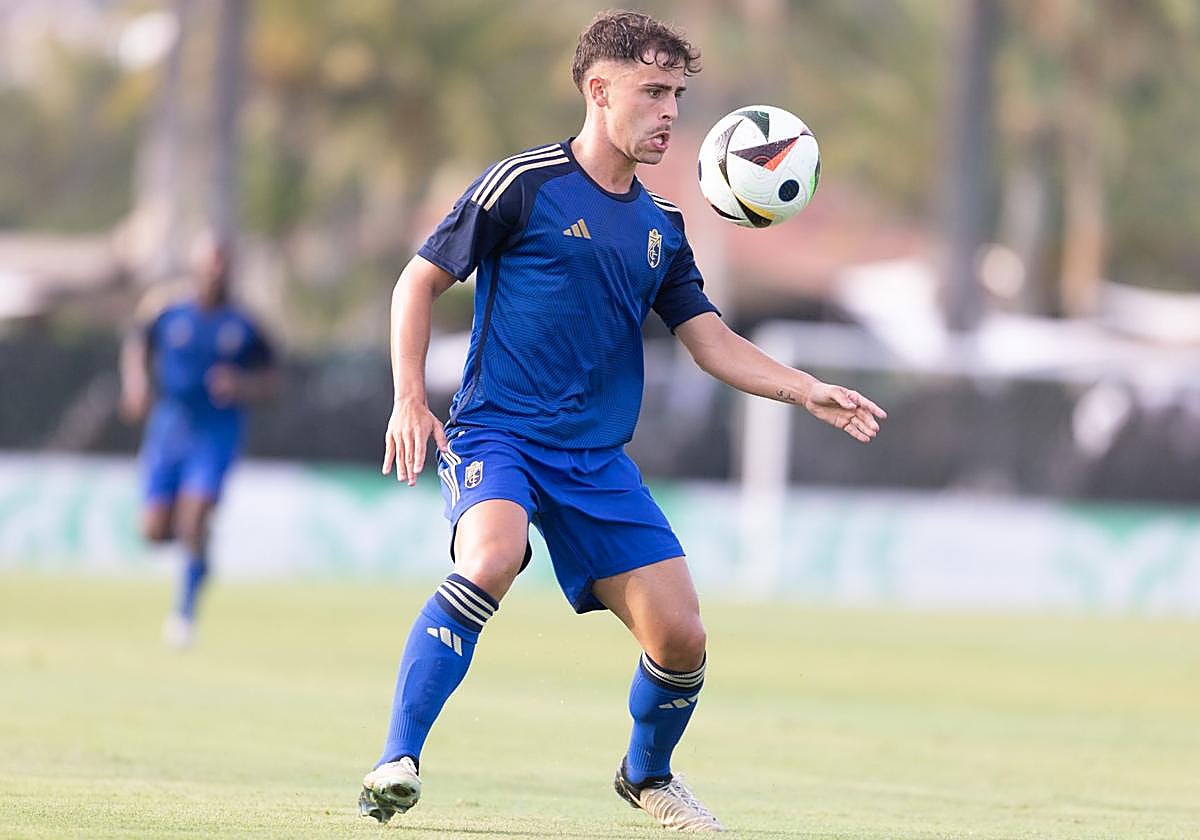 Óscar Melendo controla un balón durante un partido de la pasada pretemporada con el Granada.