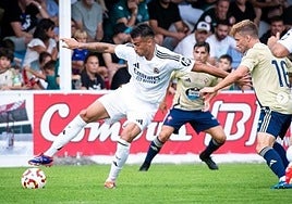 Reinier protege un balón durante un partido este verano con el Real Madrid Castilla.