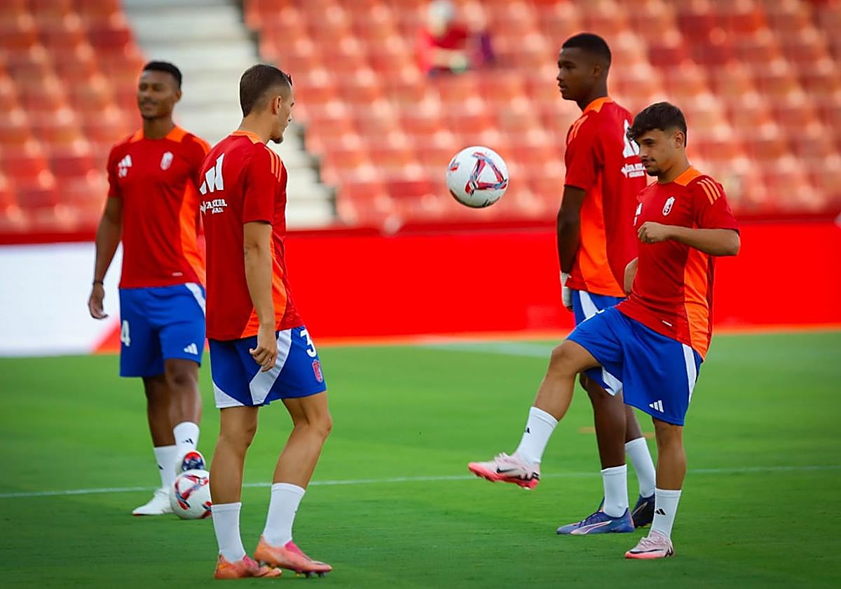 Sergio Rodelas toca balón durante el calentamiento con Miguel Ángel Brau.