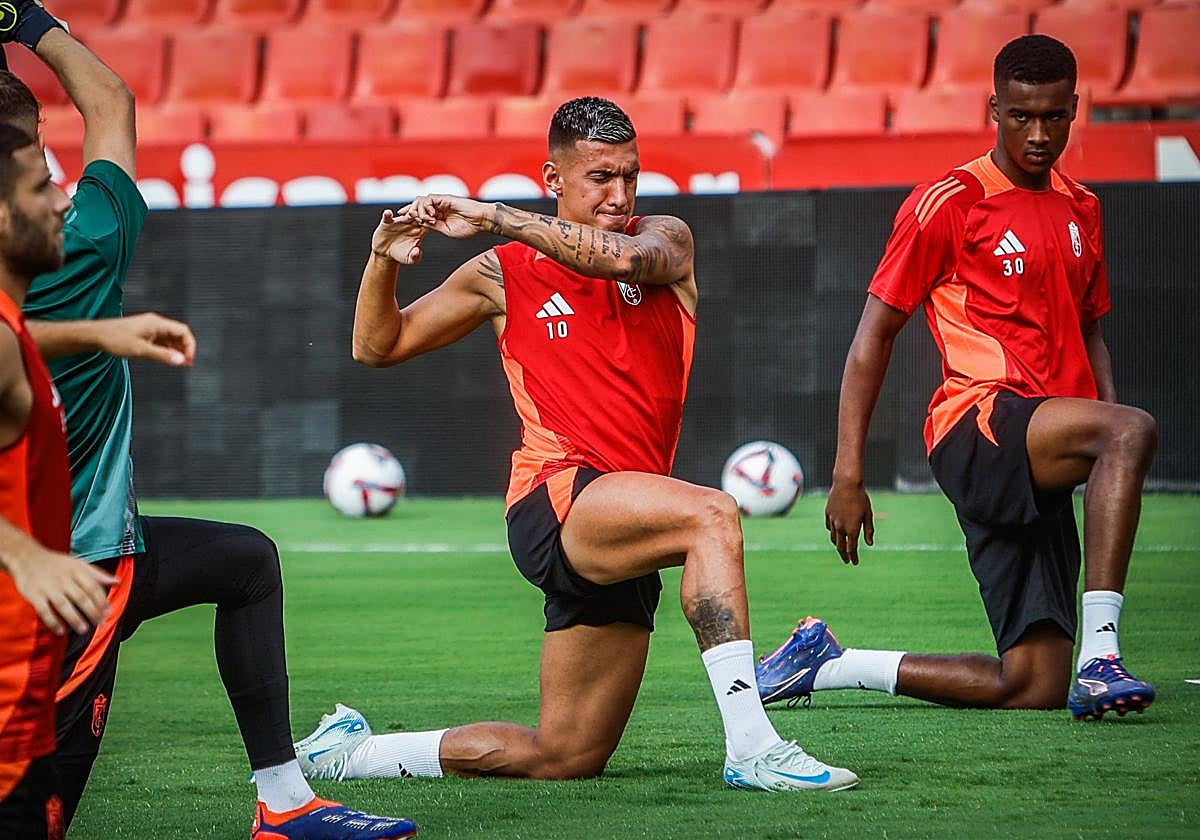 Myrto Uzuni estira sobre el césped de Los Cármenes durante el último entrenamiento del equipo.