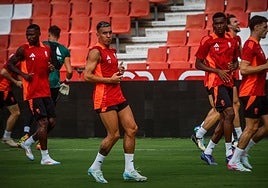 Myrto Uzuni calienta junto al resto de sus compañeros durante el último entrenamiento del equipo previo al partido con el Huesca en Los Cármenes.