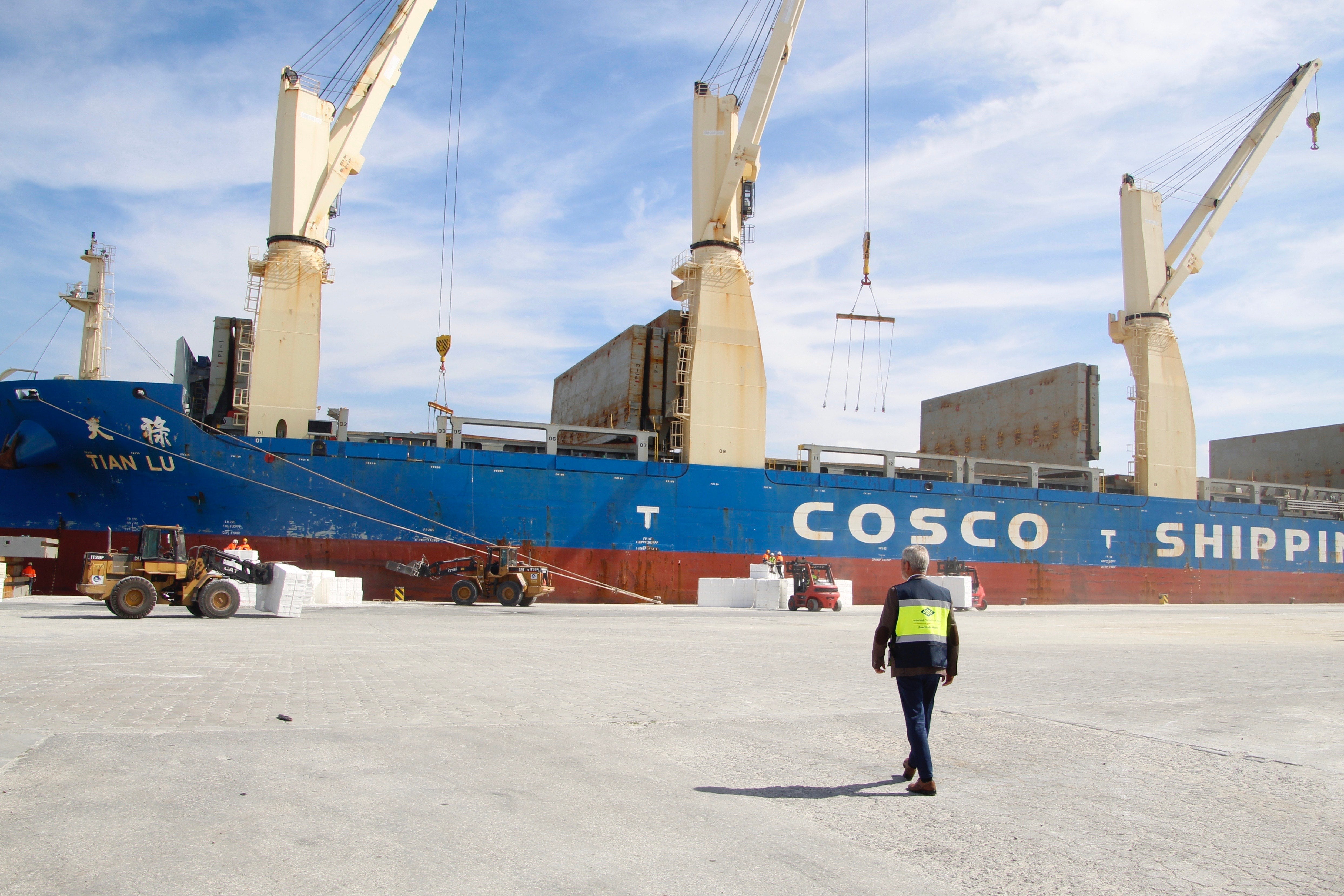 El presidente del puerto de Motril junto a un barco.