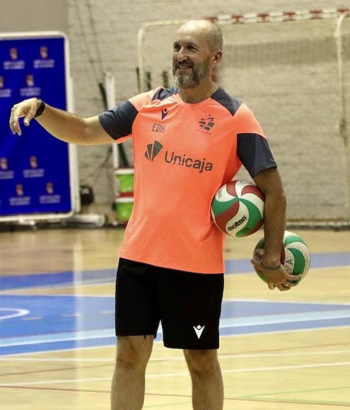 Imagen secundaria 2 - Arriba, Paulo Renan, colocador blanquiverde; abajo, a la izquierda, Charly Jiménez, y a la derecha el 'eterno' Enrique de Haro con las equipaciones.