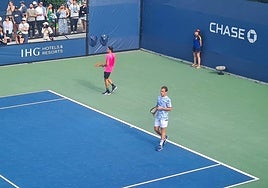 Roberto Carballés, en primer plano, junto a federico Coria en el dobles del US Open.