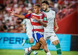 Myrto Uzuni pide un balón en el área durante el partido contra el Huesca.