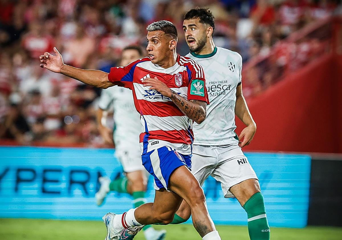 Myrto Uzuni pide un balón en el área durante el partido contra el Huesca.
