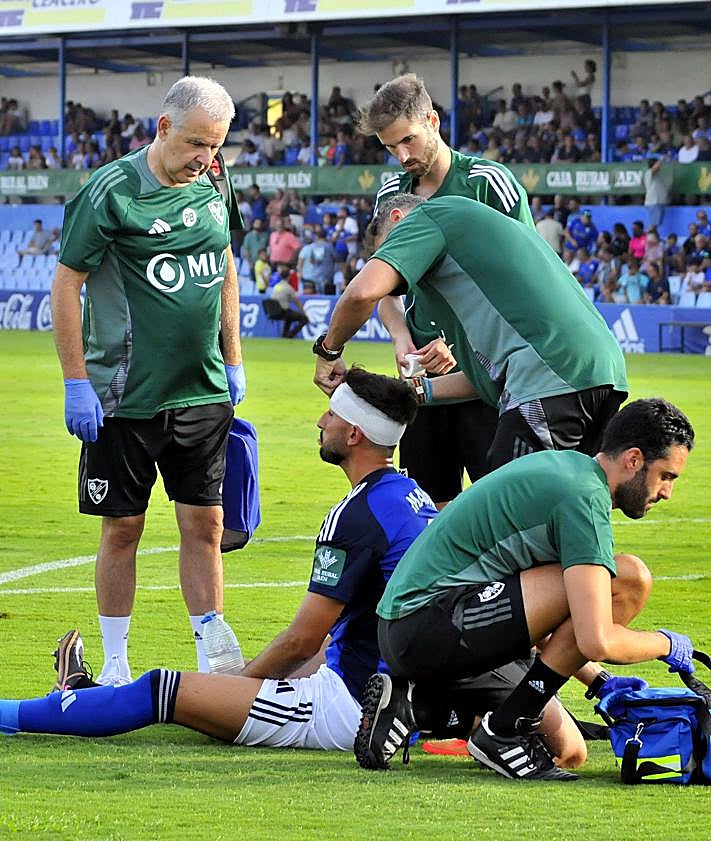 Imagen secundaria 2 - Gol de Isra Cano, la afición local en Linarejos y Mauro Lucero siendo atendido